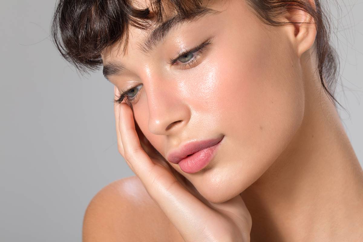 O colágeno é a proteína responsável por dar sustentação, elasticidade e firmeza à pele. Com o tempo, sua produção natural diminui, mas certos hábitos e escolhas