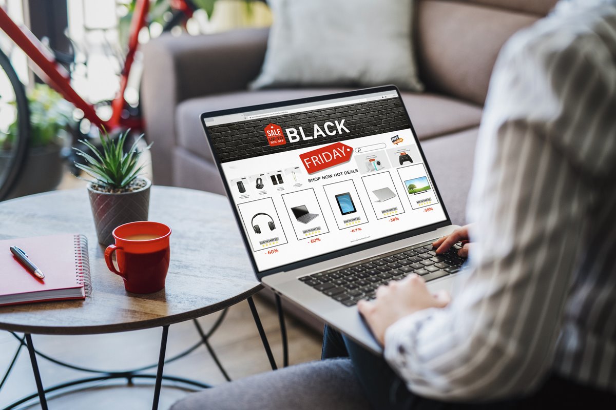 Realizar compras on-line é um hábito cada vez mais frequente entre brasileiros, o que também tem aumentado o número de crimes cibernéticos com prejuízos diretos