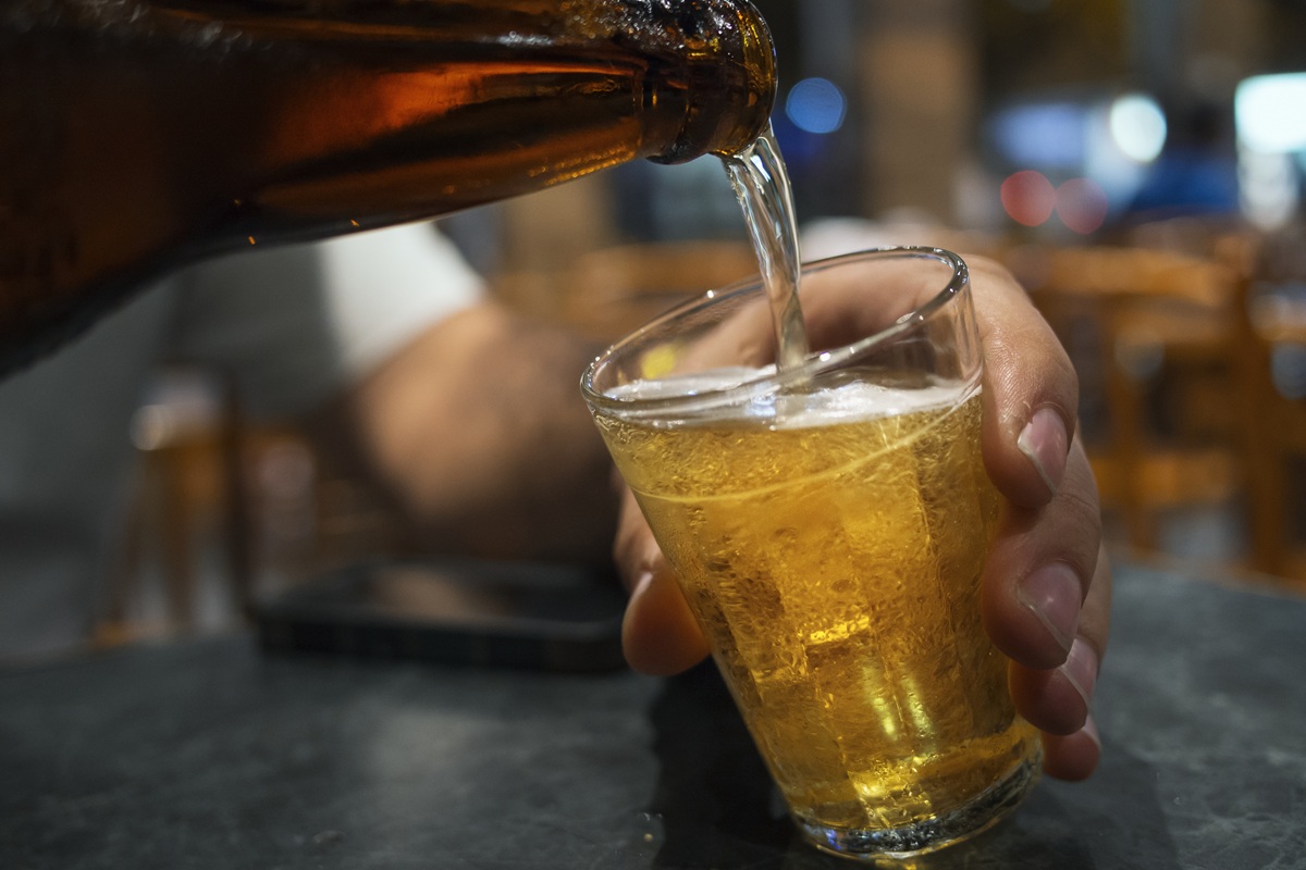 Beber álcool diminui o tamanho do seu cérebro? Um novo estudo, publicado na revista Nature Communications, conectou o consumo de bebidas alcoólicas à redução do