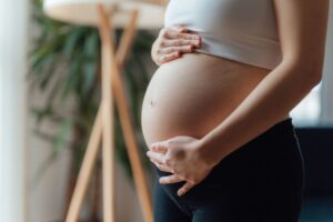 A pré-eclâmpsia, ou hipertensão gestacional, pode acontecer em qualquer gestante durante a segunda metade da gravidez ou até seis meses após o parto. A condição