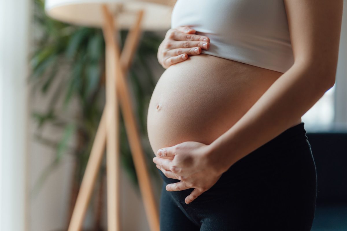 A pré-eclâmpsia, ou hipertensão gestacional, pode acontecer em qualquer gestante durante a segunda metade da gravidez ou até seis meses após o parto. A condição