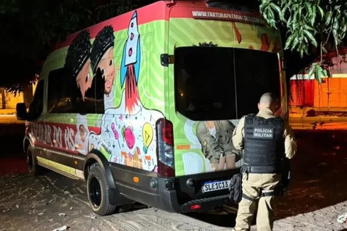Um veículo caracterizado com as iniciais e caricaturas de Hytalo Santos foi supostamente abandonado no bairro de Mangabeira, na Zona Sul de João Pessoa (PB), ap