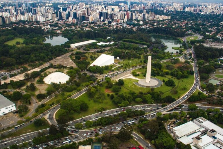 Urbia contesta na Justiça cobrança de multa por calçada do Ibirapuera