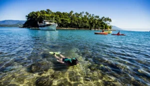 Conheça a gigante ilha brasileira com mais de 40 praias e centenas de cachoeiras