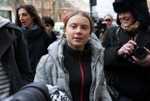 Greta Thunberg e ativistas bloqueiam principal refinaria da Noruega