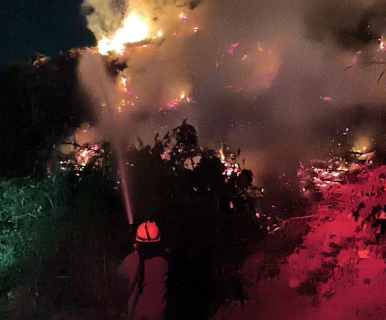 Bombeiros atuam em incêndio em aterro sanitário em Ubatuba