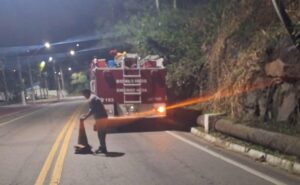 Na madrugada deste domingo (24), rajadas de vento atingiram diferentes pontos do município de São Sebastião, resultando na queda de árvores e galhos de pequeno