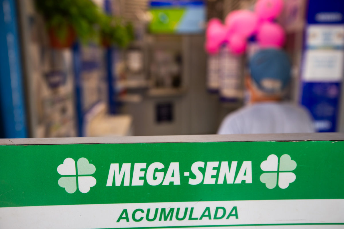 Nenhum apostador acertou as seis dezenas sorteadas nesta terça-feira (12/8), no concurso de nº 2.900 da Mega-Sena, da Caixa Econômica Federal. Com isso, o prêmi