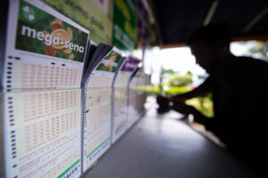 O concurso 2.906 da Mega-Sena, cujas dezenas foram sorteadas pela Caixa Econômica Federal na noite desta terça-feira (26/8), no Espaço da Sorte, em São Paulo, t