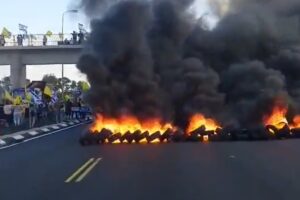Familiares de reféns israelenses sequestrados pelo grupo Hamas em 7 de outubro de 2023 bloquearam importantes rodovias, incluindo a Rota 1 e a Rota 443 — ambas
