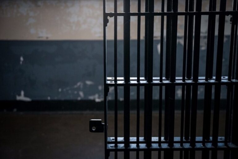 Justiça condena DF a indenizar mãe de preso morto em cela de delegacia