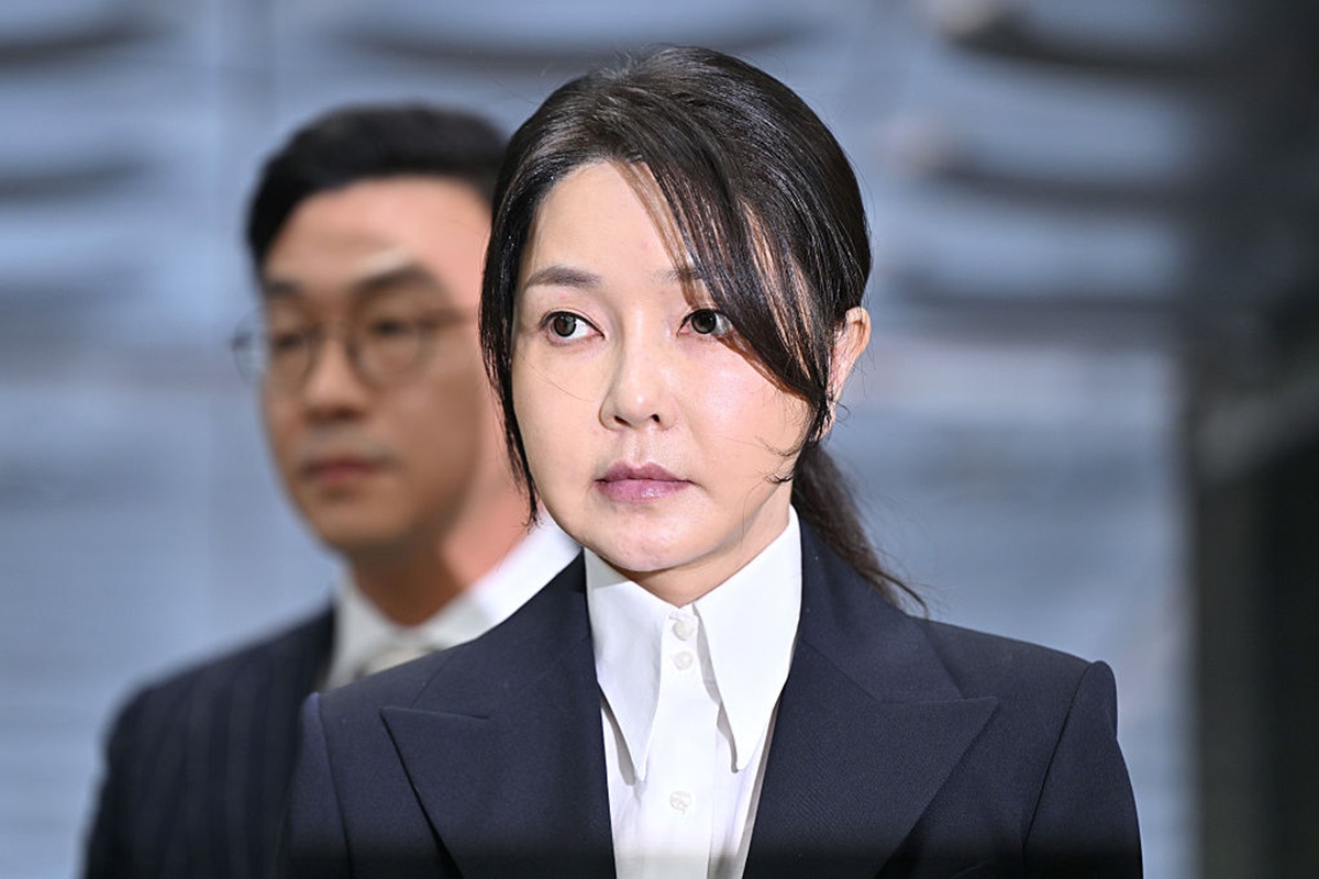 A ex-primeira-dama da Coreia do Sul, Kim Keon Hee, de 52 anos, foi presa nessa terça-feira (12/8) por suspeita de tráfico de influência, pagamento de propina e