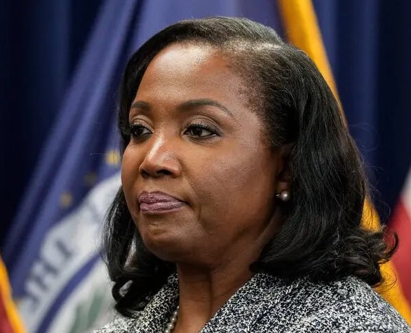 Mundo
Trump demite diretora do Federal Reserve por suspeita de fraude em hipotecas
Presidente norte-americano informou, em carta, que Lisa Cook cito