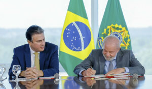 Política  
    MEC é alvo de investigação por compra insuficiente de livros para 2026
      TCU investiga possível falha do Ministério da Educação; déficit seri