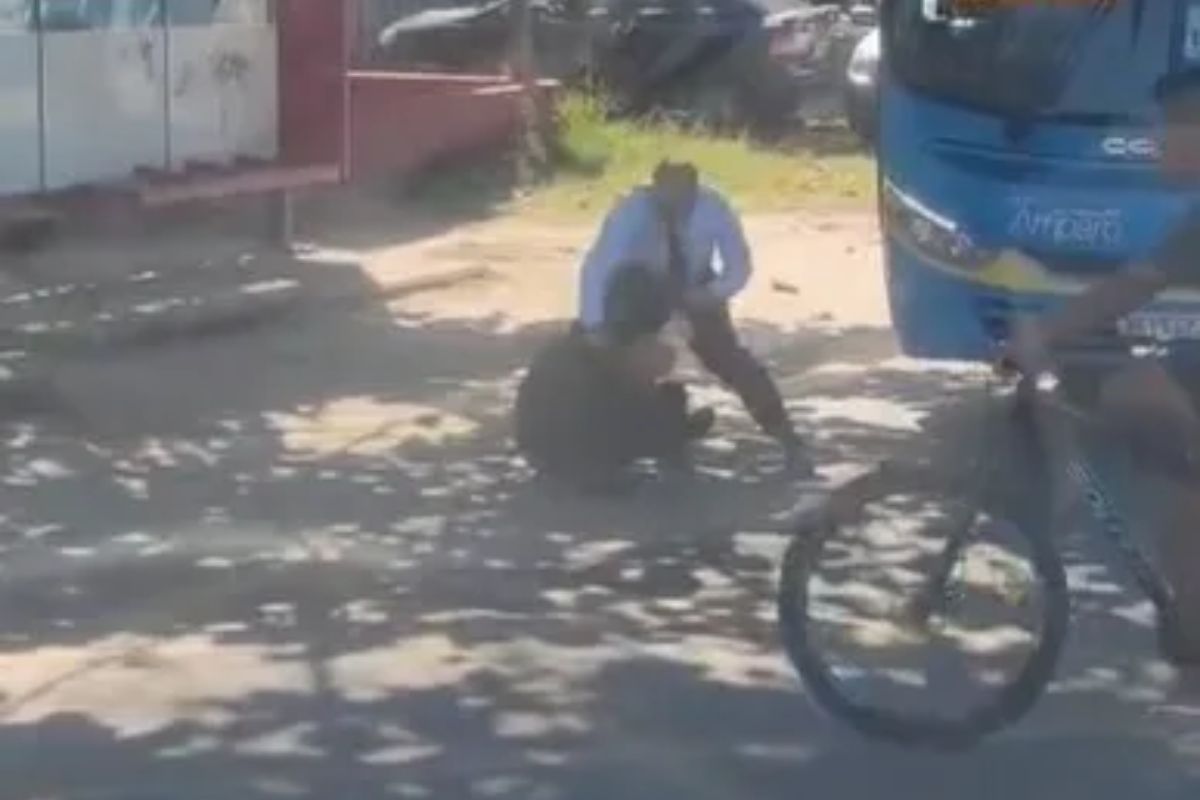 Circula nas redes sociais um vídeo que mostra um motorista de ônibus, da Viação Nossa Senhora do Amparo, brigando com um motociclista. De acordo com a publicaçã