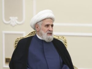 O líder do Hezbollah, sheik Naim Qassem, afirmou que o grupo não vai se desarmar, como parte de um plano aprovado pelo governo do Líbano no início do mês. A dec
