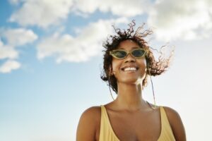 Um estudo da Universidade de São Paulo (USP) acende um alerta: muitos óculos de sol comuns não oferecem proteção completa contra a radiação ultravioleta (UV) di