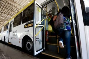 O governador Ibaneis Rocha (MDB) autorizou o acesso gratuito ao transporte público no Distrito Federal, seja no metrô ou nos ônibus, neste sábado (30/8), em raz