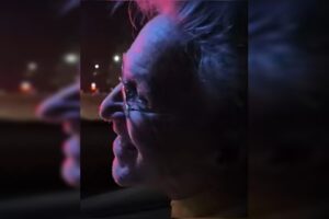 O cantor Caetano Veloso foi beijado por um policial militar durante uma blitz no Distrito Federal.
O artista postou o momento inusitado no Instagram.
Veja:
Caet