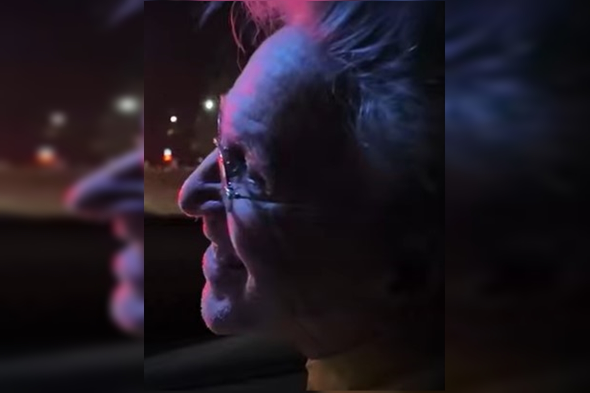 O cantor Caetano Veloso foi beijado por um policial militar durante uma blitz no Distrito Federal.
O artista postou o momento inusitado no Instagram.
Veja:
Caet