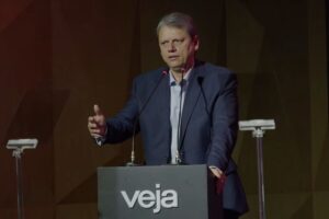 Tarcísio critica novo contrato com a Enel e pede quebra da concessão