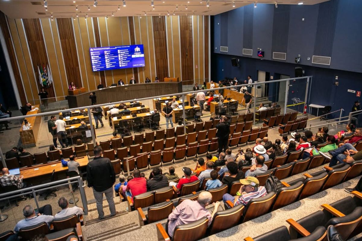 Câmara de SBC aprova CPI e quer cassar salário de prefeito afastado