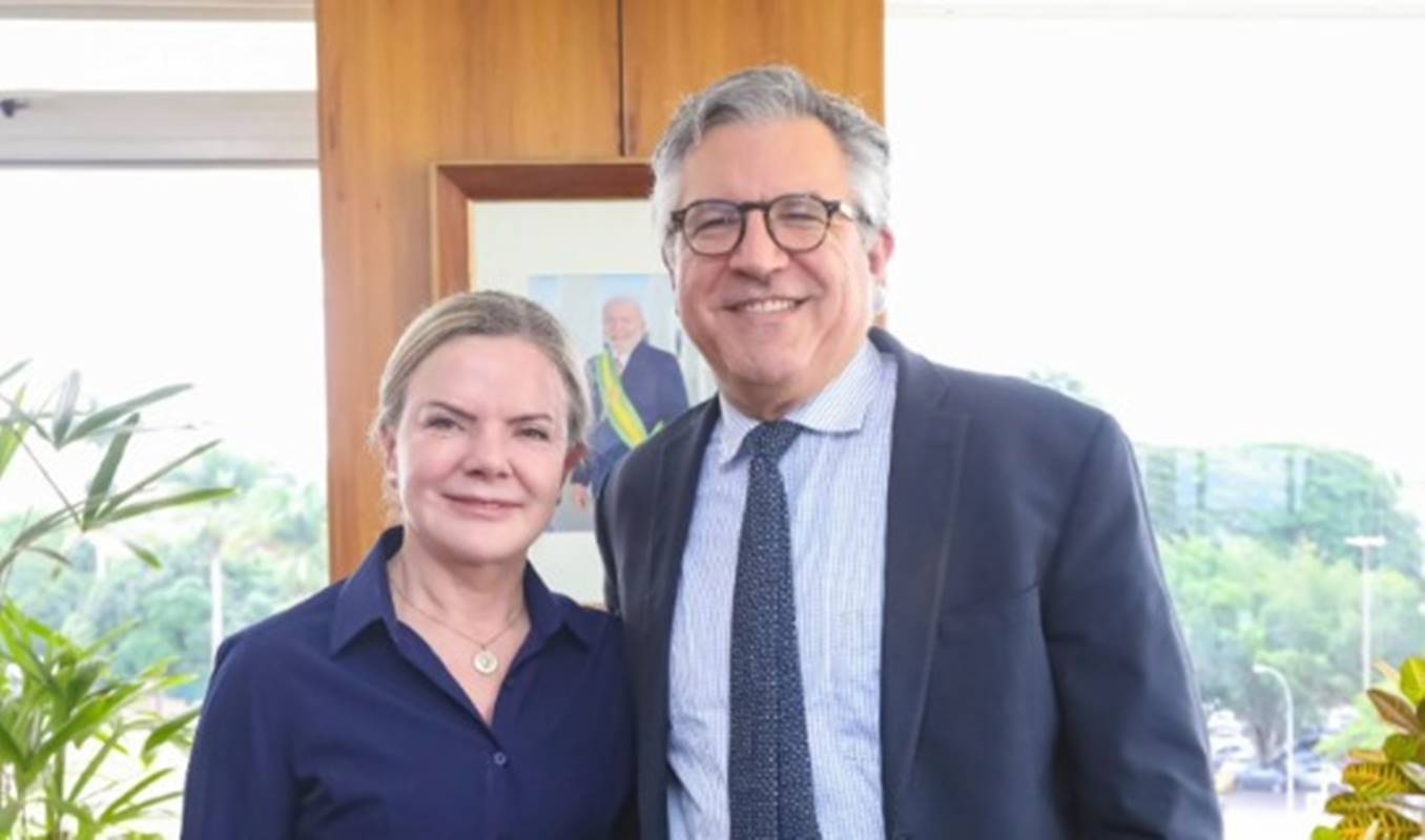 A ministra de Relações Institucionais, Gleisi Hoffmann (PT), criticou a decisão do governo dos Estados Unidos (EUA) de cancelar o visto da esposa, Thássia Alves