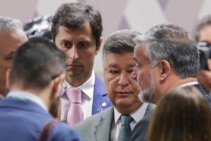 A Comissão Parlamentar Mista de Inquérito (CPMI) que investiga as fraudes do Instituto Nacional do Seguro Social (INSS) começou há pouco mais de uma hora, mas j