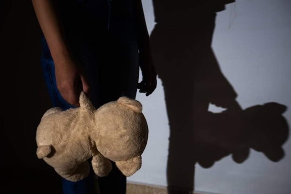 O pai de um menino de 8 anos que teria sido queimado com um garfo quente pela madrasta em Ceilândia disse que não percebeu nenhum tipo de lesão no filho.
Em dep