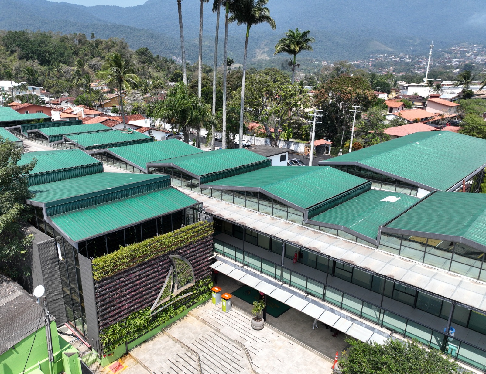 A Prefeitura de Ilhabela informa que diversos imóveis com débitos de IPTU estão em processo de leilão, conforme listado no site https://tinyurl.com/bdzzhuh3. A