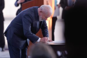 Lula assina decreto que regulamenta a TV 3.0. Entenda o que muda