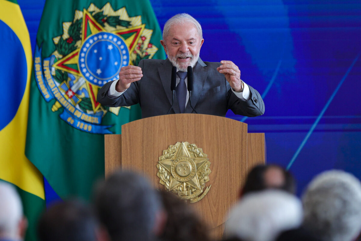 O presidente Luiz Inácio Lula da Silva (PT) assinou nesta quarta-feira (13/8) a Medida Provisória (MP) que presta socorro a empresas que foram afetadas pelas ta