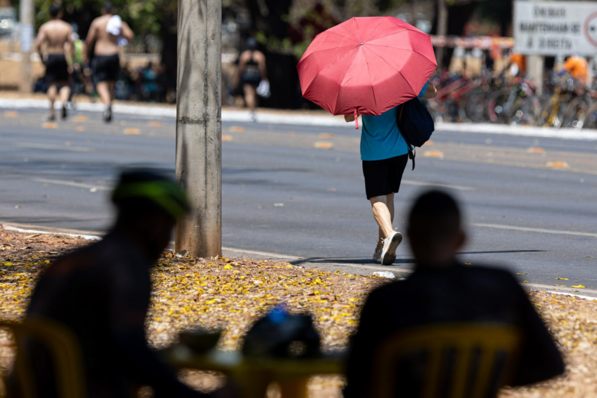 Os contrastes climáticos seguem marcando o cenário brasileiro, de acordo com o Climatempo. Nesta quarta-feira (27/8), enquanto áreas do litoral do Paraná e do l