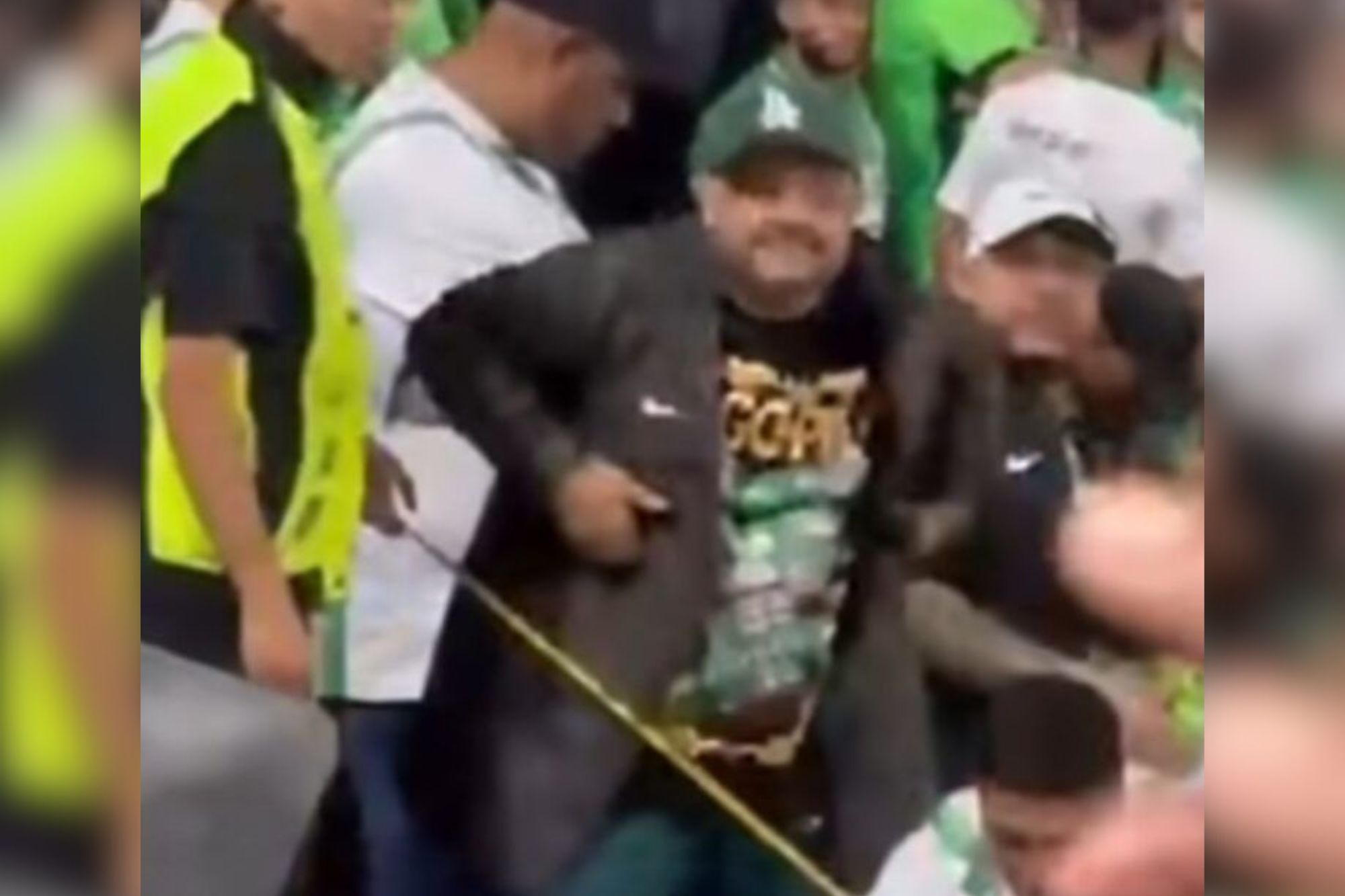 Durante o empate em 0 x 0 entre Atlético Nacional e São Paulo, nessa terça-feira (12/8), em Medellín, Colômbia, um torcedor da equipe colombiana foi flagrado fa