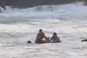 Uma jovem de 26 anos foi resgatada por bombeiros na tarde de sábado (23/8), na praia de Buracão, no Rio Vermelho, Salvador (BA), após quase se afogar ainda próx