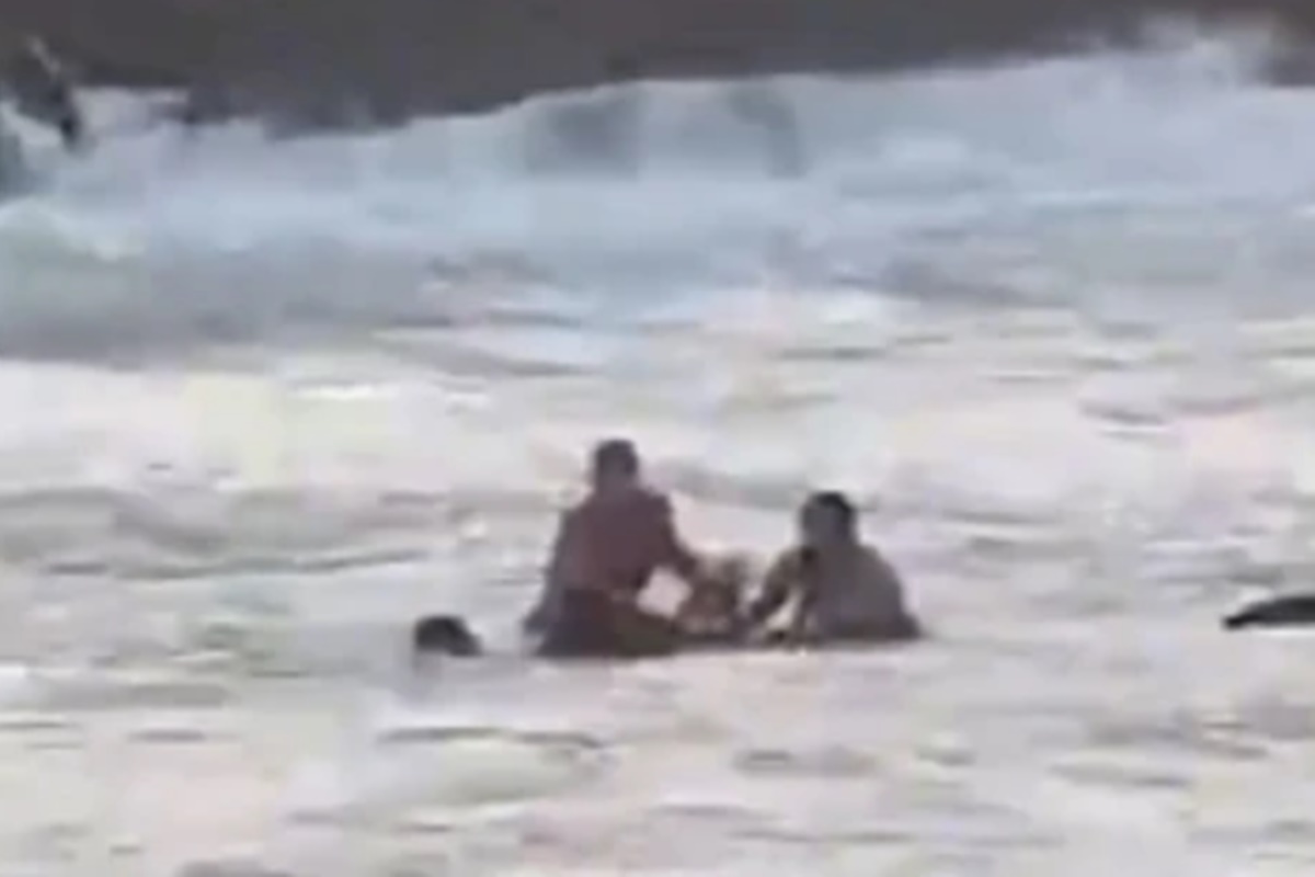 Uma jovem de 26 anos foi resgatada por bombeiros na tarde de sábado (23/8), na praia de Buracão, no Rio Vermelho, Salvador (BA), após quase se afogar ainda próx