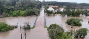 Depois de um fim de semana marcado por chuvas intensas, mais de 40 cidades do Rio Grande do Sul enfrentaram alagamentos. Alguns municípios gaúchos sofreram dano