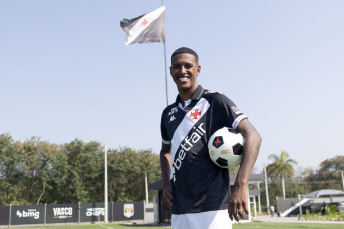 Mais um reforço do Vasco realizou a sua apresentação oficial nesta terça-feira (26/8). Trata-se de Robert Renan, zagueiro de 21 anos, anunciado pelo clube na úl