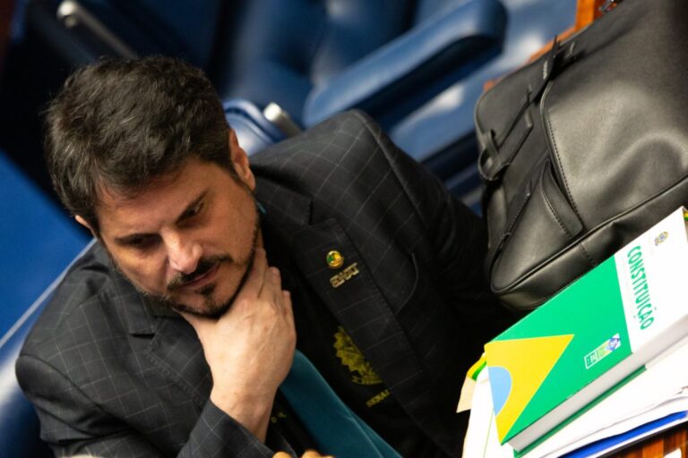 Marcos do Val pede licença do mandato no Senado