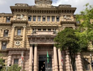 Tribunal mantém condenação de proprietária que se recusou a alugar imóvel para trans