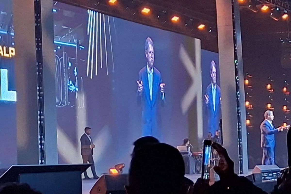 Em culto, Tarcísio cita “gente sendo humilhada” e prega crença no “impossível”