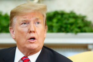 Trump ameaça taxar ímãs chineses em até 200%