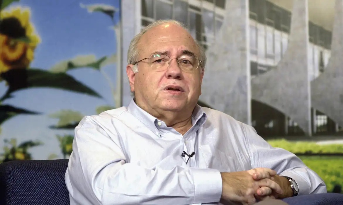 Luis Fernando Verissimo é internado em UTI