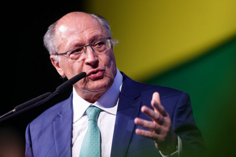 “Se depender de nós, acaba amanhã”, diz Alckmin sobre tarifaço dos EUA