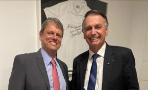 Bolsonaro sente-se injustiçado. O que só piora seu estado de saúde. Tem crises intermitentes de soluços. Come pouco, nada além do necessário. E quando fala é pa