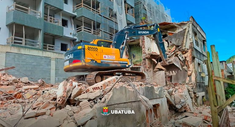 A Prefeitura de Ubatuba, por meio da Secretaria de Infraestrutura, iniciou a demolição de um prédio condenado no bairro Toninhas, atendendo a uma determinação j