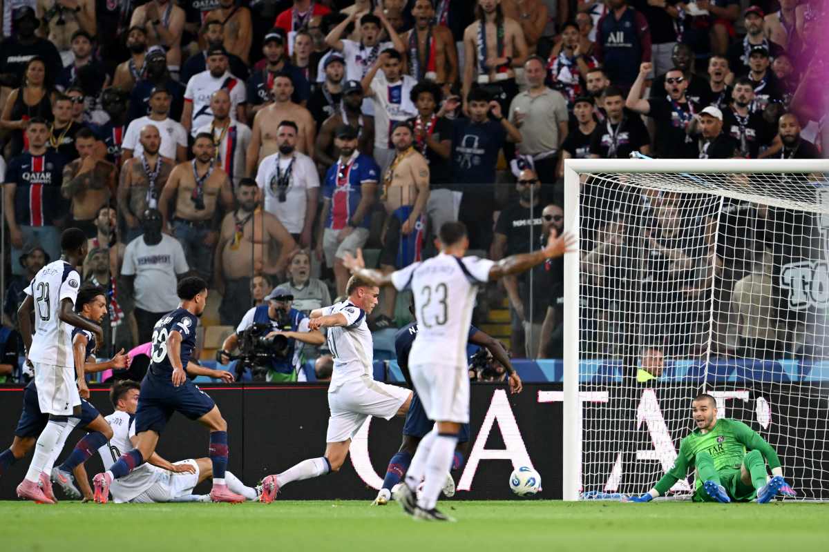 Lucas Chevalier, substituto de Donnarumma no Paris Saint-Germain, estreou nesta quarta-feira (13/8), pela Supercopa da Europa, com falha no segundo gol marcado