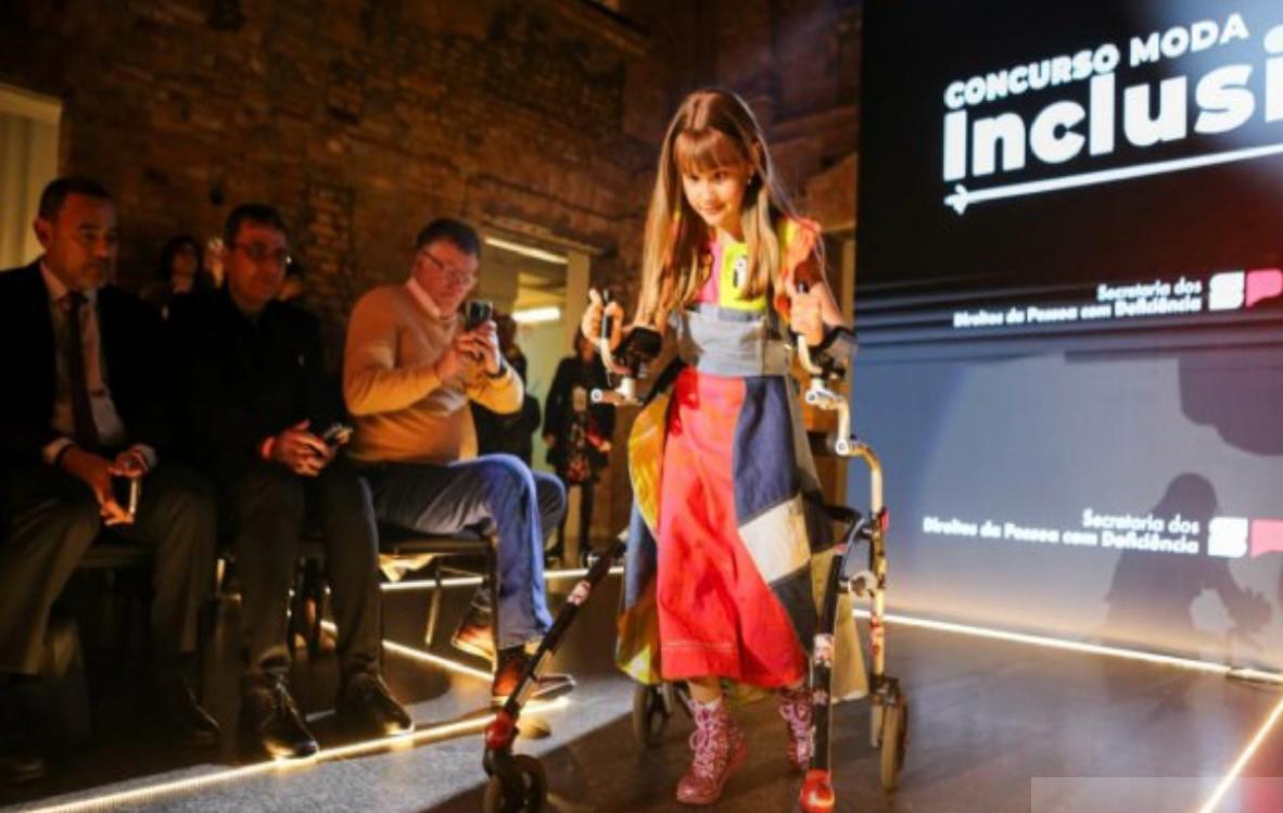 A estilista de São Sebastião, Paty Lee e a modelo Vivian Vitória, representaram o município na etapa final do Concurso Moda Inclusiva 2024/2025, que culminou em