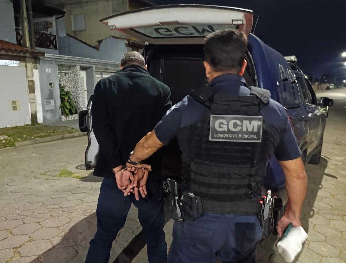 Um homem procurado pela Justiça pelo crime de incêndio criminoso foi preso pela Guarda Civil Municipal (SP), no bairro Jaraguazinho, em Caraguatatuba (SP). A ca