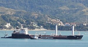 Navio cargueiro que utiliza a força do vento está navegando pelas águas do canal de São Sebastião